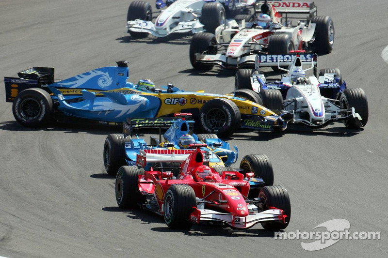 ... e acertando a BMW de Nick Heidfeld, antes de gerar uma grande reação em cadeia.