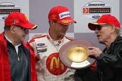 Podium: le vainqueur de la course Sébastien Bourdais avec Carl Haas et Paul Newman