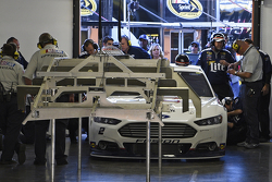 La voiture de Brad Keselowski inspectée par la NASCAR durant les qualifications