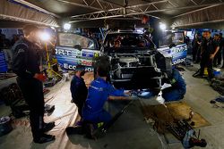 Mecánicos del M-Sport trabajando en el auto de Ott Tanak y Molder Raigo