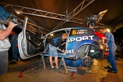 Les mécaniciens M-Sport réparent la Ford de Ott Tanak et Molder Raigo