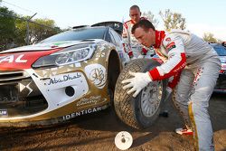 Kris Meeke and Paul Nagle, Citroën DS3 WRC, Citroën World Rally Team change tires