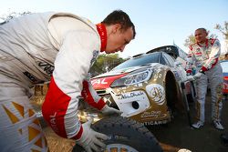 Kris Meeke und Paul Nagle, Citroën DS3 WRC, Citroën World Rally Team, beim Reifenwechsel