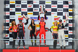 Podio de la GT: El ganador Oliver Beretta, segundo lugar Ryan Dalziel, tercer lugar Johnny O'Connell
