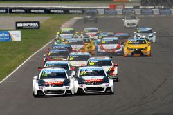 Start: Yvan Muller, Citroën Total WTCC Citroën C-Elysée WTCC Jose Maria Lopez, Citroën Total WTCC Citroën C-Elysée WTCC