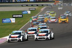 Start: Yvan Muller, Citroën Total WTCC Citroën C-Elysée WTCC, und Jose Maria Lopez, Citroën Total WT