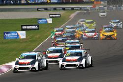 Start: Yvan Muller, Citroën Total WTCC Citroën C-Elysée WTCC Jose Maria Lopez, Citroën Total WTCC Citroën C-Elysée WTCC