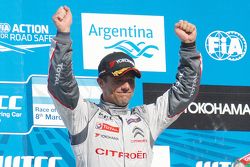 Podio: ganador de la carrera Sébastien Loeb, segundo lugar José María López, el tercer lugar Tiago M