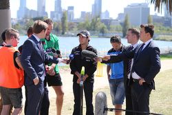 Sergio Perez, Sahara Force India F1 Team, joue au cricket à l'Albert Park avec les internationaux australiens Brad Hodge et John Hastings