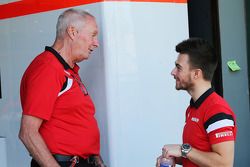 (De izquierda a derecha): John Booth, Manor F1 Team Team Principal con Will Stevens