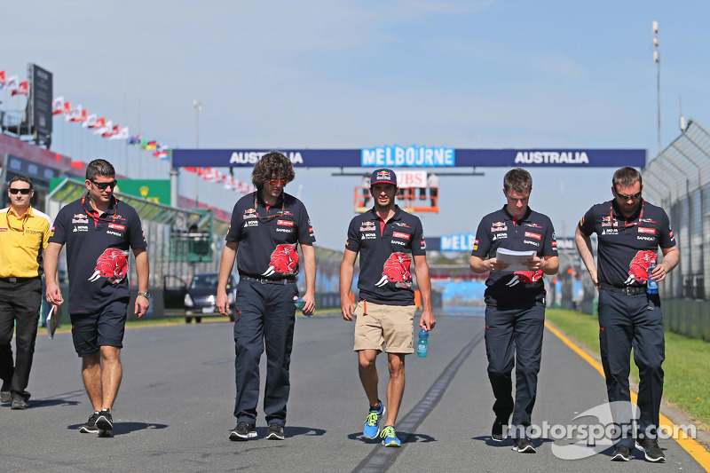 Carlos Sainz jr., Scuderia Toro Rosso, beim Trackwalk