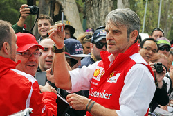 Maurizio Arrivabene, Ferrari Team Principal signe des autographes