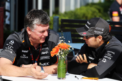 Otmar Szafnauer, director de operaciones con Sergio Pérez, Sahara Force India F1