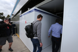 Giedo van der Garde, entra en el garaje Sauber