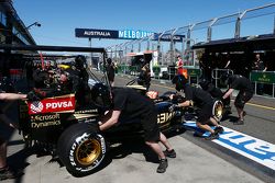 Роман Грожан, Lotus F1 E23 in the pits