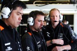 Jun Matsuzaki, Sahara Force India F1 Team Senior Tyre Engineer with Mark Gray, Sahara Force India F1