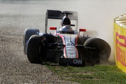 Kevin Magnussen, McLaren MP4-30 crashes