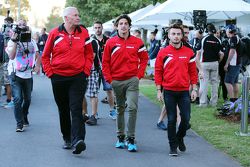 Джон Бут, руководитель Manor F1, Роберто Мери, Manor F1 Team и Уилл Стивенс, Manor F1 Team