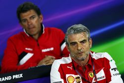 Maurizio Arrivabene, director del equipo Ferrari y Graeme Lowdon, Manor F1 Team consejero delegado en la Conferencia de Prensa FIA