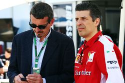 Guenther Steiner, Team Principal Haas F1 Team avec Claudio Albertini, Chef des opérations moteur des clients Ferrari