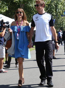 Jenson Button, McLaren, con su esposa, Jessica Button
