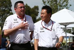 Eric Boullier, Directeur Sportif McLaren avec Yasuhisa Arai, Président Honda Motorsport