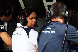 Monisha Kaltenborn, Team Principal Sauber sur le muret des stands