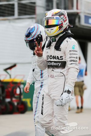 El ganador de la pole Lewis Hamilton, Mercedes AMG F1