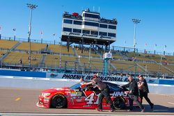 Kurt Busch'un aracı, Stewart-Haas Racing Chevrolet, pit yolunda itiliyor