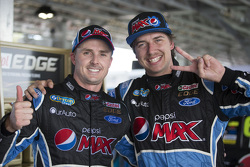 Ganador de la Carrera Mark Winterbottom, Prodrive Racing Australia Fordand Chaz Mostert, Prodrive Racing Australia Ford celebrar el primer y segundo