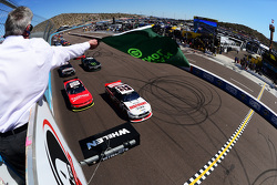 Start: Joey Logano, Team Penske Ford leads