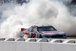 El ganador de la carrera, Joey Logano celebra, Team Penske Ford