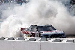 Racewinnaar Joey Logano, Team Penske Ford, viert feest