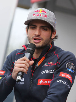 Carlos Sainz Jr., Scuderia Toro Rosso en el escenario de autógrafos