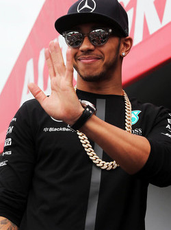 Lewis Hamilton, Mercedes AMG F1 en el escenario de autógrafos