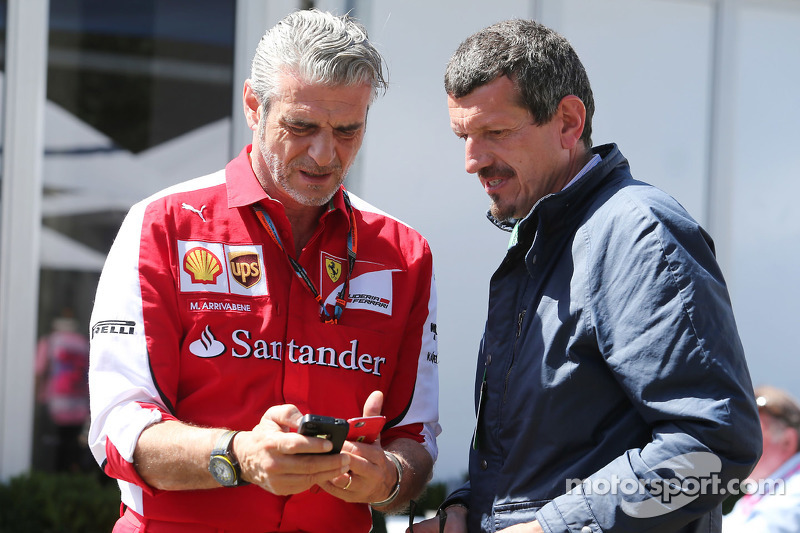 (Kiri ke Kanan): Maurizio Arrivabene, Ferrari Team Principal dengan Guenther Steiner, Haas F1 Team P