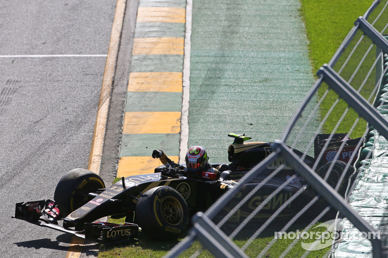 Pastor Maldonado, Lotus F1 E23 crashed out at the start of the race