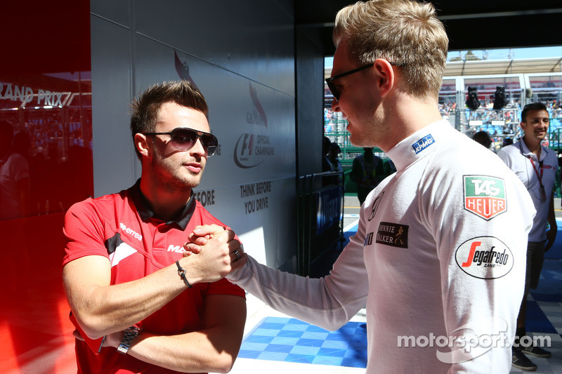 (da sinistra a destra): Will Stevens, Manor F1 Team con Kevin Magnussen, McLaren