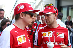 (De izquierda a derecha): Kimi Raikkonen, Scuderia Ferrari con Sebastian Vettel, Scuderia Ferrari