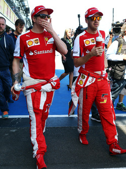 (De izquierda a derecha): Kimi Raikkonen, Scuderia Ferrari con Sebastian Vettel, Scuderia Ferrari
