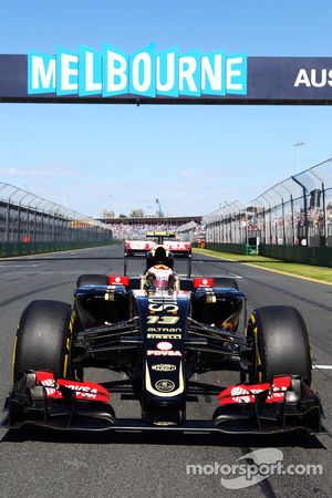 Pastor Maldonado, Lotus F1 E23 on the grid