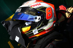 El casco de Romain Grosjean, Lotus F1 Team en la parrilla