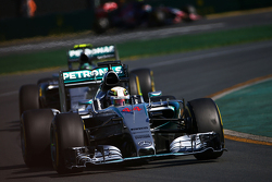 Lewis Hamilton, Mercedes AMG F1 W06 devant son équipier Nico Rosberg, Mercedes AMG F1 W06