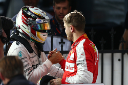Le vainqueur Lewis Hamilton, Mercedes AMG F1 W06 et le troisième, Sebastian Vettel, Ferrari