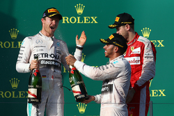 Le vainqueur Lewis Hamilton, Mercedes AMG F1, le deuxième, Nico Rosberg, Mercedes AMG F1 W06 et le troisième, Sebastian Vettel, Ferrari