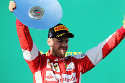Sebastian Vettel, Ferrari, celebra en el podio