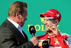 Arnold Schwarzenegger, sur le podium avec le troisième, Sebastian Vettel, Ferrari