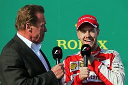 Arnold Schwarzenegger, sur le podium avec le troisième, Sebastian Vettel, Ferrari