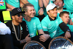 Race winner Lewis Hamilton, Mercedes AMG F1 celebrates with the team