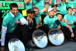 El ganador de la carrera, Lewis Hamilton, Mercedes AMG F1, celebra con el equipo